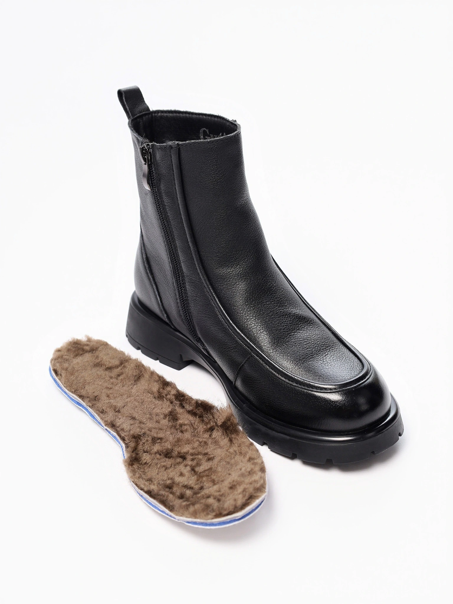 Ботинки черного цвета на рельефной подошве